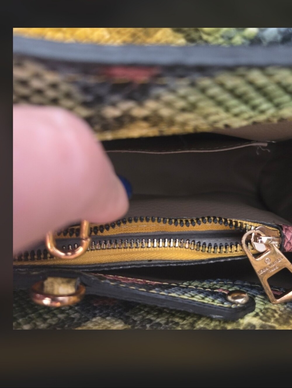 Chic Textured Faux Python Pattern Handbag - Picture 6 of 15